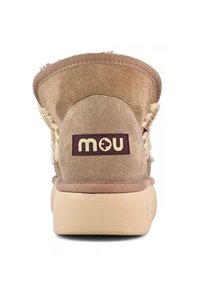 Botines de ante MOU en marrón claro con una superficie texturizada, cuentan con un forro de piel sintética en color crema y una suela de caucho beige. Logo visible en la parte posterior.