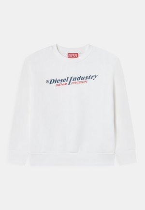 Hvid langærmet sweatshirt med rund hals med teksten "Diesel Industry Denim Division" i blå og rød på forsiden.