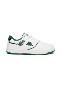 Zapatillas blancas con detalles y logotipo en verde, fabricadas con un material similar al cuero liso, con cuello acolchado y detalles perforados para mayor transpirabilidad.