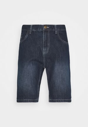 Mørkeblå denimshorts med forlommer, bæltestropper og knaplukning på en ensfarvet hvid baggrund.