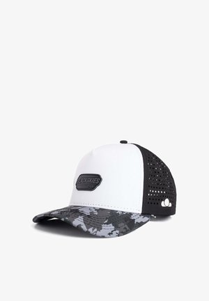 Baseballkappe mit weißer Vorderseite, schwarzem Mesh-Rücken und grauem Camouflage-Muster auf dem gebogenen Schirm, mit einem schwarzen "Blackskies Pro" Logo-Patch.