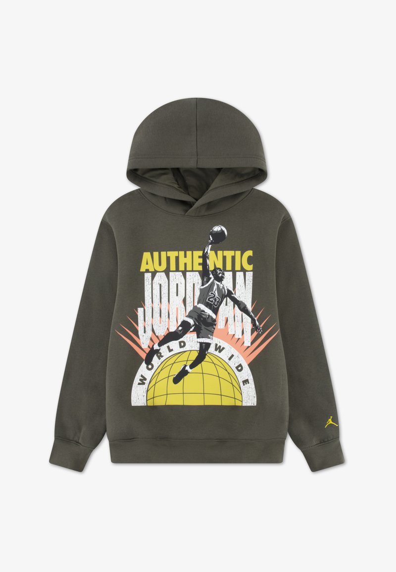 Σκούρα γκρι φούτερ με κουκούλα με μεγάλο γραφικό που απεικονίζει έναν παίκτη μπάσκετ, έναν κόσμο και το κείμενο "AUTHENTIC JORDAN WORLD WIDE" σε κίτρινο και λευκό.