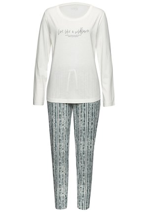 Weißes Langarmshirt mit dem Text "live like a wildflower" und blauen gestreiften Hosen mit einem strukturierten Muster. Beides ist Freizeitkleidung.