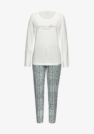 Valkoinen pitkähihaisuus paita, jossa lukee "elä kuin villikukka", ja sinisiä raidallisia housuja, joissa on tekstuurikuvio. Molemmat ovat rentoa pukeutumista.