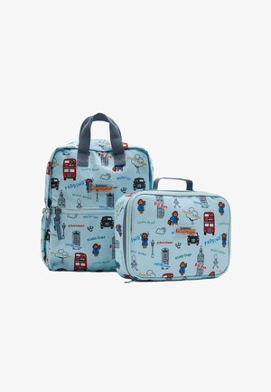 Lyseblå Paddington-rygsæk og madkasse med illustrationer af Londons seværdigheder, busser og Paddington-bjørn med grå håndtag.