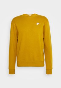 Gul Nike sweatshirt med långa ärmar, rundad halsringning och vitt logo på vänster bröst. Tillverkad av mjukt material, med ribbade ärmslut och nederkant.