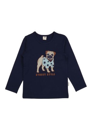Marinefarbenes Langarm-T-Shirt mit einem Pug-Graphic in einem hellblauen Shirt mit Sternen. Der Text "STREET STYLE" steht in Orange unter dem Pug.