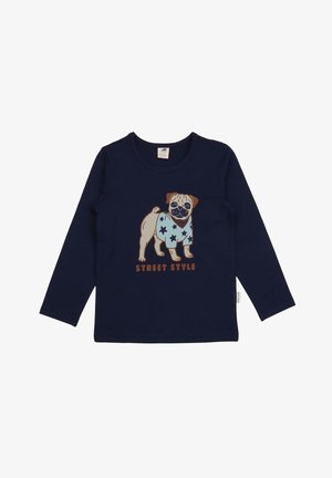 Marinefarbenes Langarm-T-Shirt mit einem Pug-Graphic in einem hellblauen Shirt mit Sternen. Der Text "STREET STYLE" steht in Orange unter dem Pug.
