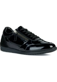 Baskets noires en cuir verni avec un accent en suedine texturé, dotées d'une fermeture éclair sur le côté et d'un système de laçage traditionnel. Semelle en caoutchouc pour une traction optimale.