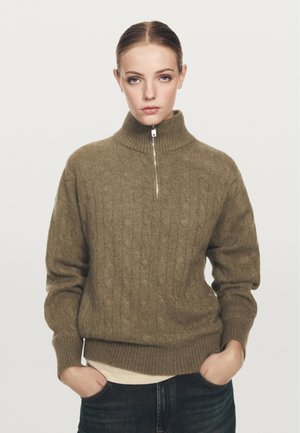 Maglione zip-up verde oliva con colletto alto a coste, motivo a trecce e maniche lunghe. La vestibilità è comoda con orlo a coste.