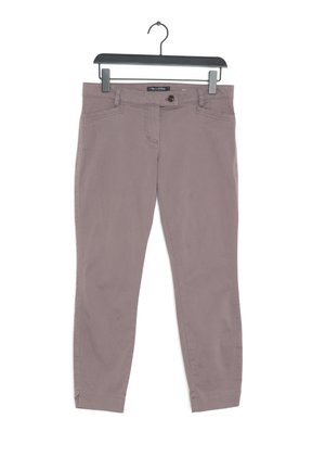 Helllila, schmal geschnittene Hose aus Baumwolle, mit einem vorderen Knopfverschluss, zwei Seitentaschen und einem leicht zulaufenden Bein.