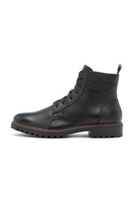 Botas de tobillo de cuero negro con acabado texturizado, puntera redonda, cordones en la parte delantera y costuras de acento marrón. Con una suela resistente para mayor tracción.