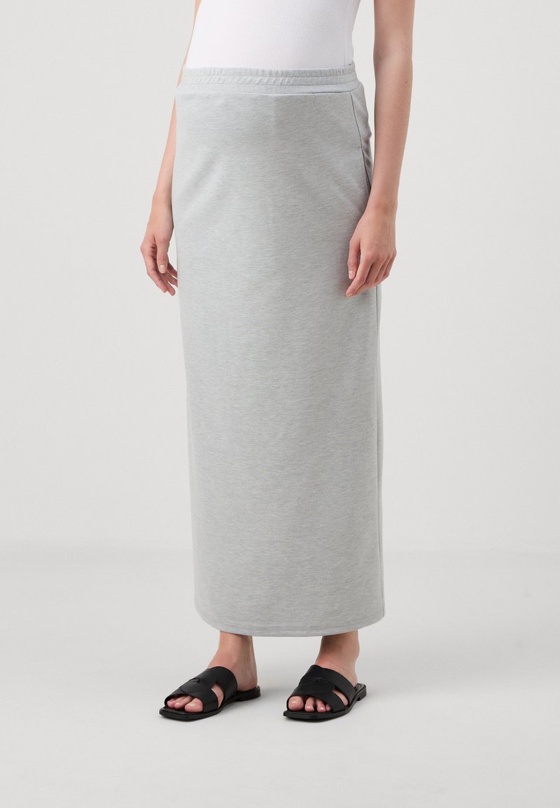 Grå maxi skjørt i mykt, stretchy materiale med elastisk midjebånd, med en glatt tekstur og rett snitt som faller til anklene.