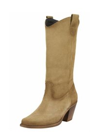 Tanové semišové kovbojské boty s špičatou špičkou, ozdobnými vroubky, závěsnými smyčkami a naskládaným dřevěným podpatkem.