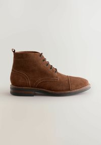 Braunes Wildleder-Ankle-Boot mit runder Zehenpartie und Schnürdesign, ausgestattet mit Steppnähten und einer strapazierfähigen Gummisohle.