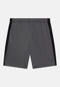 Pantalones cortos deportivos grises fabricados con un tejido ligero y suave, con paneles laterales de malla negra y una cinturilla elástica.
