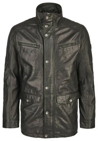 Schwarze Lederjacke mit hohem Kragen, mehreren Reißverschluss- und Druckknopftaschen sowie glatter Textur und genähten Details.