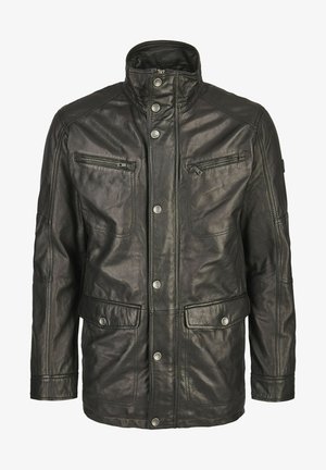 Zwart leren jack met hoge kraag, meerdere rits- en drukknoopzakken, en een gladde textuur met gestikte details.
