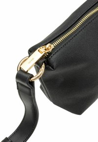 Czarna, teksturowana skórzana torba z złotym suwakiem i okuciami, wyposażona w mocny pasek oraz kompaktowy, prostokątny kształt.