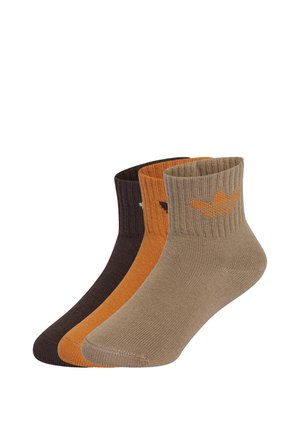 Drei knöchellange gerippte Socken in Braun, Orange und Beige, jeweils mit kleinem Logo nahe der Bündchen.