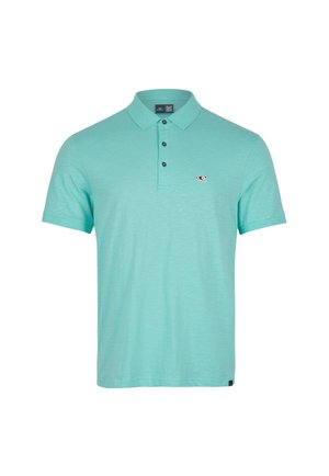 Polo de color verde azulado claro hecho de material suave, con cuello de solapa, tapeta de tres botones y un pequeño logo en el pecho izquierdo.