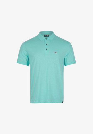 Hellblaugrünes Poloshirt aus weichem Material, mit einem Kragen, einer dreiknöpfigen Knopfleiste und einem kleinen Logo auf der linken Brust.