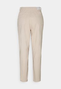 Pantalones de algodón beige con un ajuste relajado, que cuentan con bolsillos traseros y una cinturilla. Textura suave con un ligero brillo.
