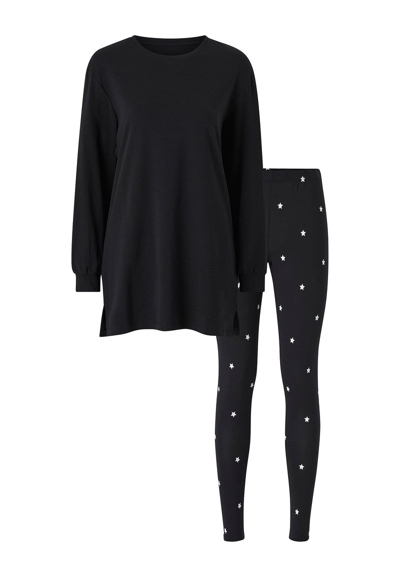 Sort bluse med lange ærmer og sideslids, parret med sorte leggings med hvidt stjernemønster. Blødt materiale, afslappet pasform, enkelt design.