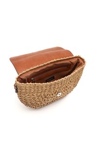 Borsa in paglia intrecciata con un flap superiore in pelle marrone, dotata di una tasca con zip all'interno e di una chiusura con bottone argentato sul davanti.