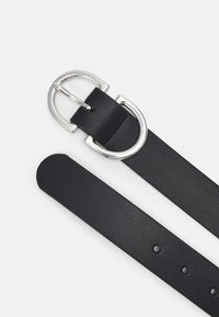 Ceinture en cuir noir avec une boucle à double anneau en argent, texture lisse, extrémité effilée et trous pour l'ajustement de la taille le long de la sangle.
