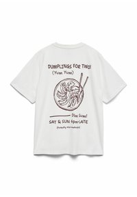 Biały bawełniany T-shirt z dużym brązowym nadrukiem miski z pierożkami i pałeczkami oraz tekstem informującym o wydarzeniu dim sum.