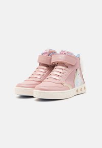 Zapatillas altas rosas de lona y cuero sintético, con un diseño de personaje, acentos texturizados y una correa de velcro.