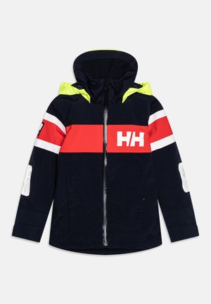 Chaqueta navy con capucha verde neón, rayas rojas y blancas, y acentos reflectantes. Presenta un cierre frontal con cremallera y un logo en el pecho.