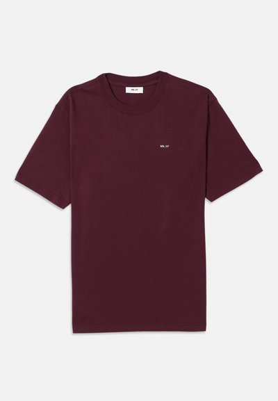 Camiseta de algodón burdeos con cuello redondo, mangas cortas y un pequeño logo blanco "NN. 07" en el pecho. Textura suave, ajuste estándar.