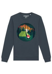 Grijze crewneck sweatshirt met een circulaire print van een groene tent, een kampvuur en bomen tegen een achtergrond van een zonsondergang.