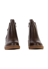 Bottines en cuir marron au design élégant, avec fermetures éclair latérales et semelle texturée. Talon plat avec surpiqûres contrastantes le long du bord.