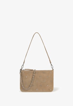 Sac poignet en daim beige décoré de petits clous en forme d'étoile argentés et orné d'une chaîne argentée, avec une fermeture éclair et une bandoulière amovible.