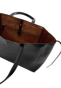 Czarna torba na ramię ze skóry naturalnej o przestronnym wnętrzu. Wyposażona w brązową podszewkę z zamszu oraz kieszeń na zamek. Prosty, strukturalny design z dwiema rączkami.