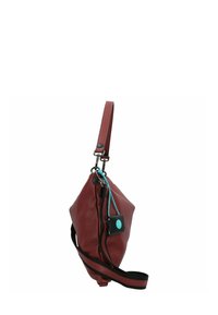 Borsa a spalla rossa in pelle con finitura testurizzata, chiusura con zip, tracolla nera regolabile e un piccolo accento blu vicino all'hardware.
