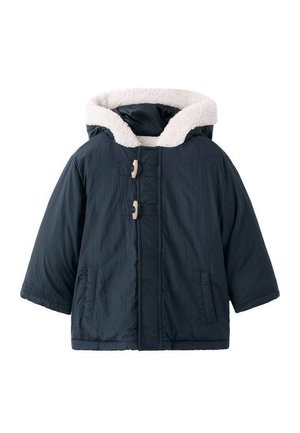 Veste matelassée navy avec une capuche doublée en fausse fourrure, deux poches latérales et des accents en bois. Texture matelassée sur l'ensemble.