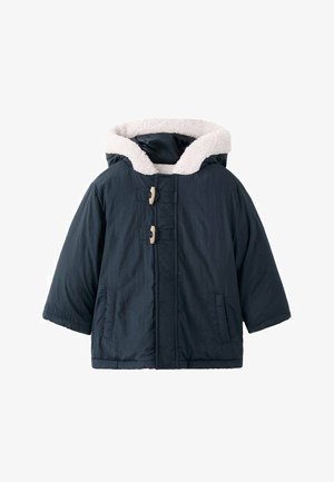 Mornarica pufasta jakna z umetno ovčko obloženim kapuco, dvema stranskima žepoma in lesenimi gumbi. Prešit teksturiran videz.