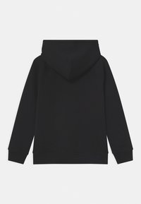 Sudadera con capucha negra con cordón, mangas largas y puños acanalados. Textura suave, diseño minimalista y sin marcas visibles. Vista trasera.