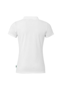 Bageste udsigt af en almindelig hvid kortærmet polo t-shirt med et lille grønt mærke på den nederste venstre side.
