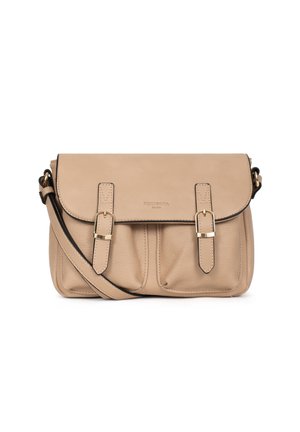 Borsa a tracolla in pelle beige con pattina, caratterizzata da due accentuazioni con fibbie, logo impresso e una superficie testurizzata. Include una tracolla regolabile.