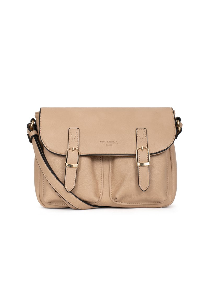 Borsa a tracolla in pelle beige con pattina, caratterizzata da due accentuazioni con fibbie, logo impresso e una superficie testurizzata. Include una tracolla regolabile.
