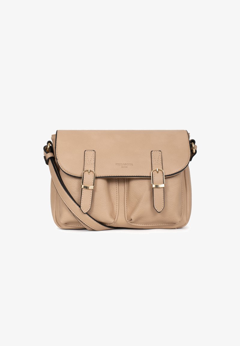 Borsa a tracolla in pelle beige con pattina, caratterizzata da due accentuazioni con fibbie, logo impresso e una superficie testurizzata. Include una tracolla regolabile.