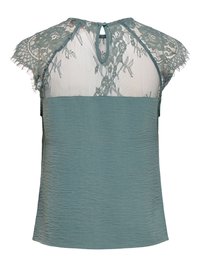 Blouse sans manches bleu-vert en tissu texturé, dentelle sur le haut du dos, fermeture par bouton à ouverture en trou de serrure, et délicates manches courtes en dentelle florale.