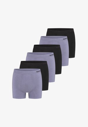 SLOGGI underklädesset som innehåller tre lila och tre svarta par. Tillverkat av mjukt tyg med elastiskt midjeband och klassisk skärning.