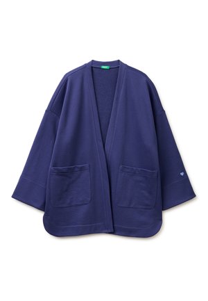 Dunkelblauer Cardigan mit offenem Vorderteil, weiten Ärmeln, zwei Fronttaschen und einem kleinen Herzdetail am linken Ärmel nahe der Manschette.