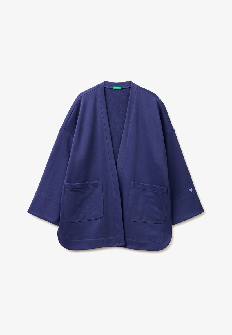 Donkerblauwe cardigan met open voorkant, brede mouwen, twee zakken aan de voorkant en een klein hartdetail op de linkermouw nabij de manchetten.